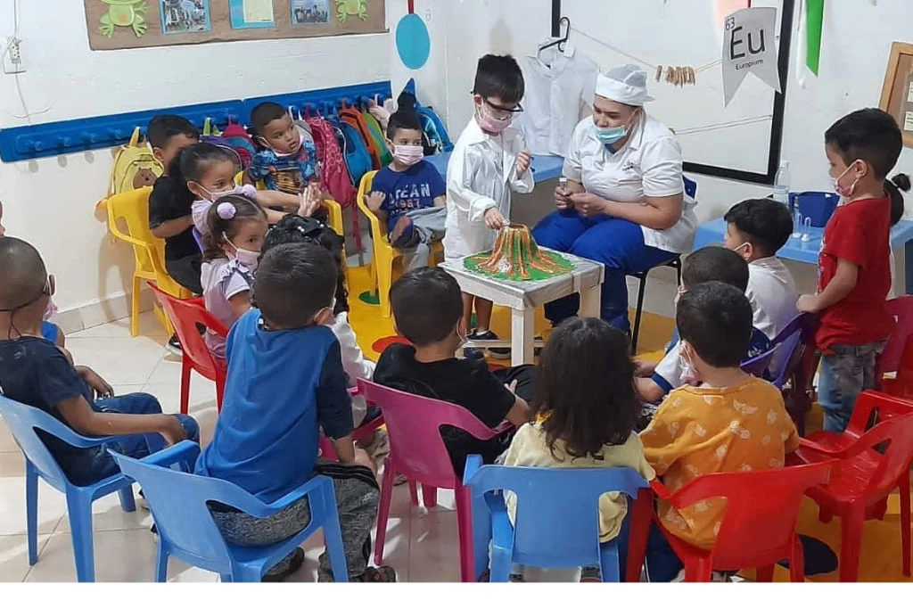 Niños de primera infancia jugando en clase, centros infantiles