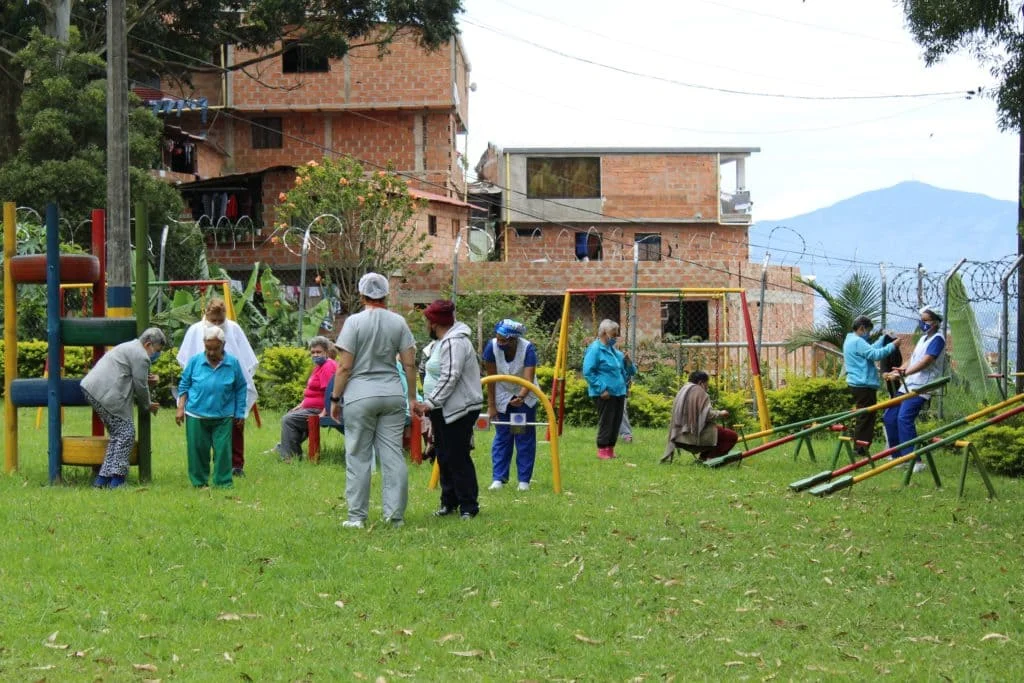 Grupo de adultos mayores reunidos compartiendo tiempo lúdico