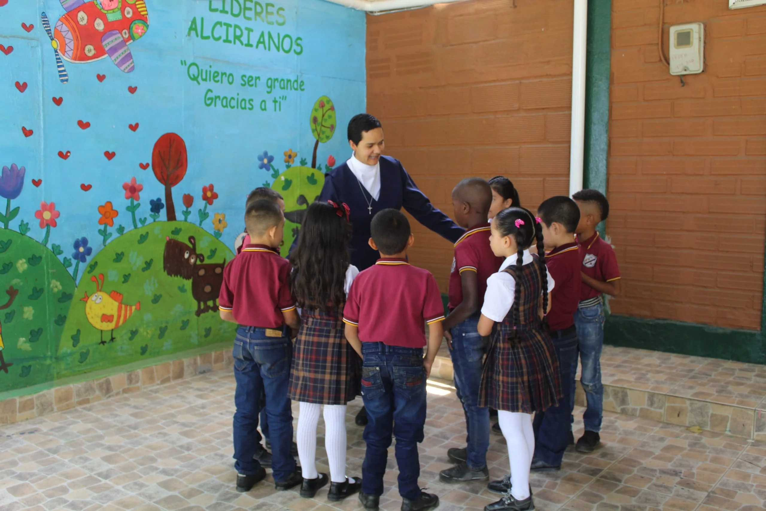 Hermanas Misioneras en labor educativa con niños